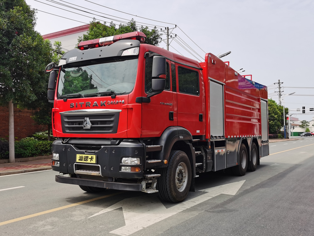 重汽汕德卡17m3泡沫消防車